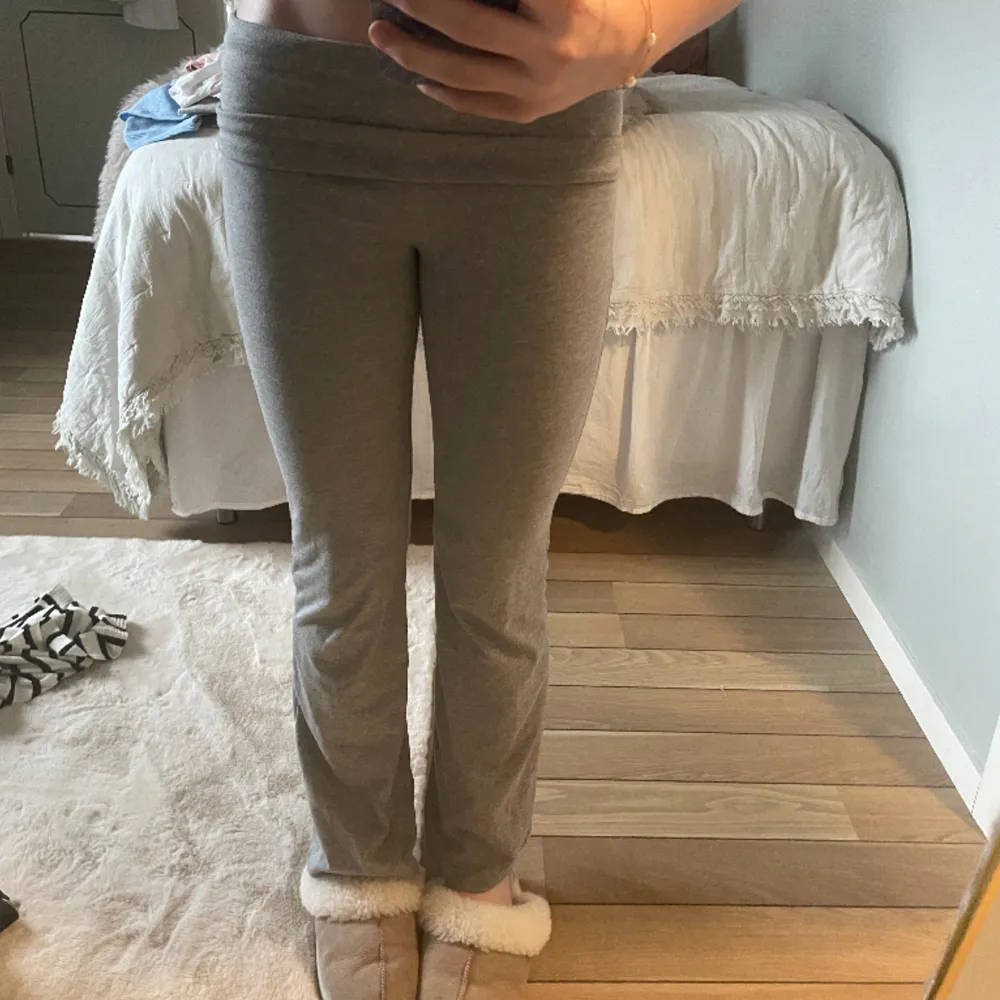Superfina grå yoga pants från Gina som endast är använda 2 gånger men säljs då de är lite för korta för mig!!💘💘nypris: 200kr. Jeans & Byxor.