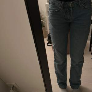 Ett par jeans från lager 157 ny pris 400 Använt 2-3 gånger de är även i low waist  Och har inga skador skriv för fler bilder eller pris förslag 