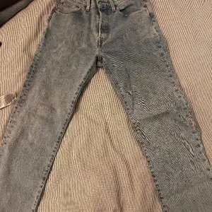 Säljer dessa Levis jeans i i modellen 501. Storleken på jeansen är 25/30 men har sytt upp lite där nere så typ 25/28. Skicket är 8/10. Hör av er vid fler frågor eller annat till exempel bilder. Priset kan diskuteras vid snabb affär