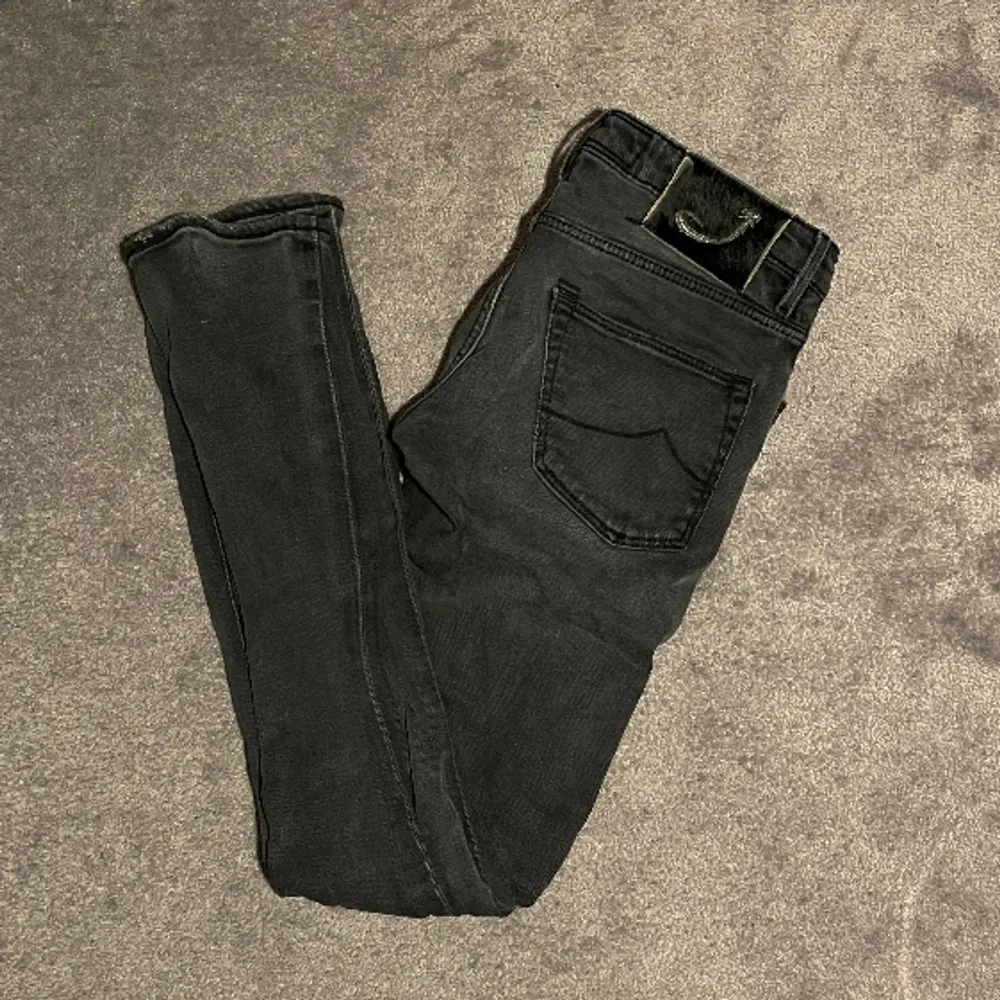 Säljer dessa riktigt eftertraktade Jacob Cohen jeans! Riktigt bra skick, inga defekter. Storlek 30. Skriv om ni har några frågor!. Jeans & Byxor.