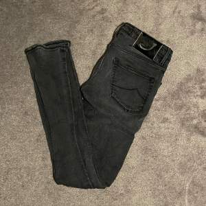 Säljer dessa riktigt eftertraktade Jacob Cohen jeans! Riktigt bra skick, inga defekter. Storlek 30. Skriv om ni har några frågor!