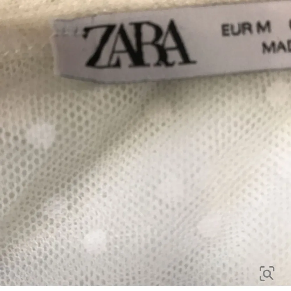 Säljer denna urgulliga topp från Zara som är slutsåld. Använd ett fåtal gånger🩷. Toppar.