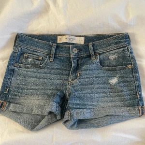 Lågmidjade jeansshorts  - As snygga lågmidjade jeansshorts från hollister😇😇superunika och omöjliga att få tag på då de inte säljs längre någonstans!