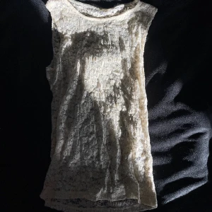 Spets top - Creme färgad spets topp perfekt till fest super stretchiga och skönt material köpt på Vinted. 