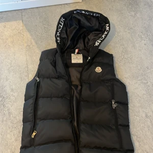 FEJK monclear jacka  - FEJK monclear jacka bra skick andvänd 1 gång storlek smål stora fickor köpt för 650