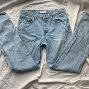 Zara jeans - Supersnygga mid waist raka jeans. Bara att skriva om du har några frågor eller vill ha fler bilder (kan tyvärr inte skicka med dem på)🌸🌟