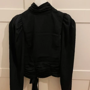 Topp - En jättefin topp som inte längre kommer till användning, öppen i ryggen och har en fin passform💗