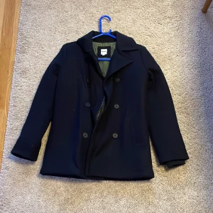 Hugo boss Skepparkavaj Barn - Skick på kavajen typ en 9/10 Färg på jackan marinblått  Storlek 12 men kan passa xs