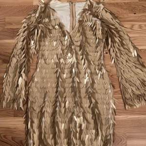 Matt guld klänning i stl 34 pris 500