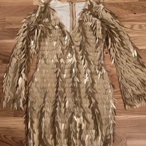 Klänning  - Matt guld klänning i stl 34 pris 500