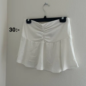 Kjol - Jättegullig kort kjol från h&m med volang