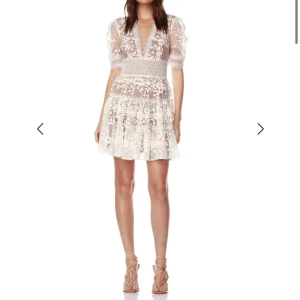 Söker studentklänning  - Jag söker denna student klänning eller liknande från bronx and banco. Storlek M, eventuellt S eller L skulle funka beroende på hur storleken ser ut. Hör gärna av er om ni har något så diskuterar vi priset!🤍