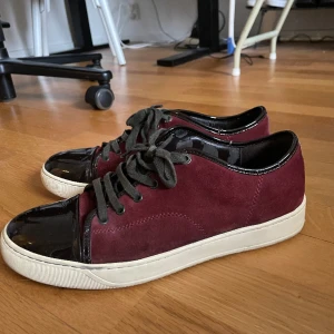 Lanvin skor 43, 9 - Vinröda lanvins i väldigt bra skick, sparsamt använda och väl omhändertagna 