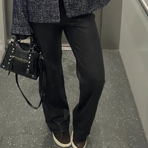 Svarta byxor - Svarta byxor med låg midja, jättestretchiga och passar till vardags och fest! De ät lite skimriga och liknar skinn i materialet. Har xs på bilden men skiljer inte supermycket mellan xs och s då de är väldigt stretchiga 