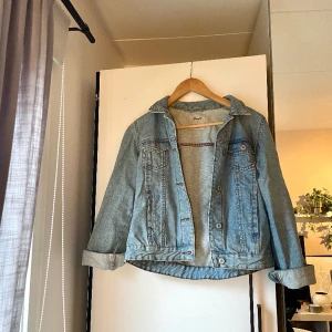 Jeansjacka - Jeansjacka storlek 36, sparsamt använd🫶🏼
