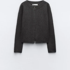 Grå kofta  - Mörkgrå kofta från zara, helt oanvänd med lappen kvar. Säljer då den är för liten. Nypris 399kr mitt pris 300kr