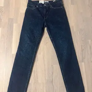 Säljer två par helt oanvända jeans köpta från Cubus. Storlek 30/32.  Pris för båda 500 kr Pris för en: 300 kr 