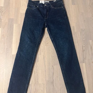 Jeans  - Säljer två par helt oanvända jeans köpta från Cubus. Storlek 30/32.  Pris för båda 500 kr Pris för en: 300 kr 