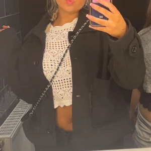 Svart kort kappa  - En svart kort kappa från nelly nypris 699,är andvänd i 1 månad ungefär men ingen difekt, bara att fråga om mer bilder eller andra frågor💕