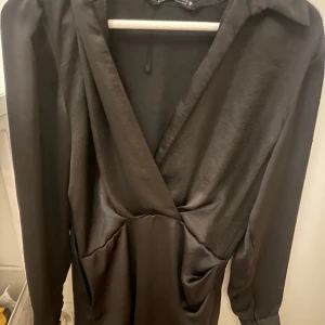 Zara Klänning - Fin klänning från zara i satin💗