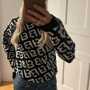 Stickad tröja - Säljer denna snygga stickade tröja, aldrig använd🖤
