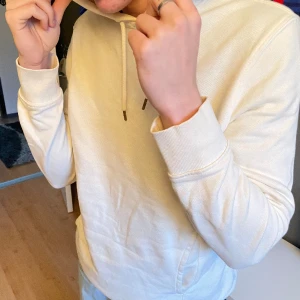 Beige hoodie - Säljer en beige hoodie från HM i storlek S. Den har inga defekter. 