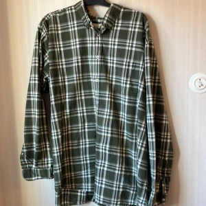 Jag  - Ny oandvänd härligt grön skjorta från Dressman! Väldigt lite använd. Material; Bomull 