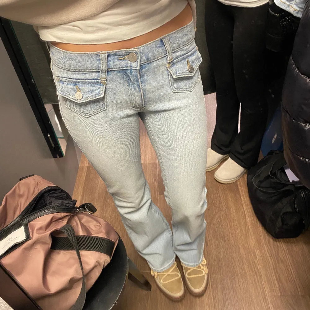 Lågmidjade jeans i bra skick, bara att skriva vid frågor😊. Jeans & Byxor.