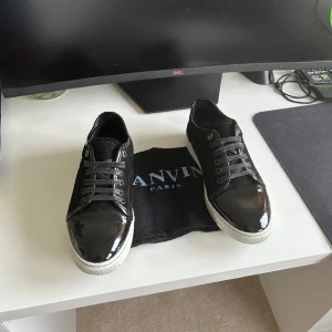 Svarta lanvins uk6 - Svarta lanvins i uk6 mycket fint skick. Dustbag medföljer. Hör av er vid minsta fundering