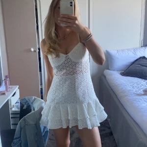Super fin klänning - Vit klänning ifrån zara, super bra skick!! Storlek M men passar även s och xs 