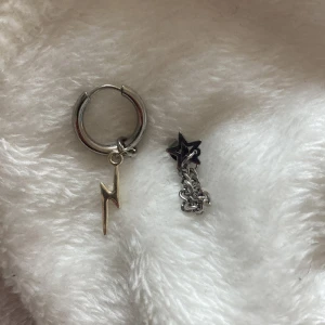 Två örhängen  - Säljs tillsammans som ett par❤️