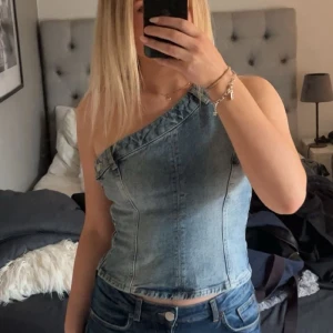 Jeanstopp - Jättefin jeanstopp från ZARA! Köpt för 379kr. Bus fläck på insidan av axeln men inget som syns!