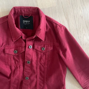 Röd jeans jacka - Säljer denna super snygga röda jeans jacka så så snygg färg 