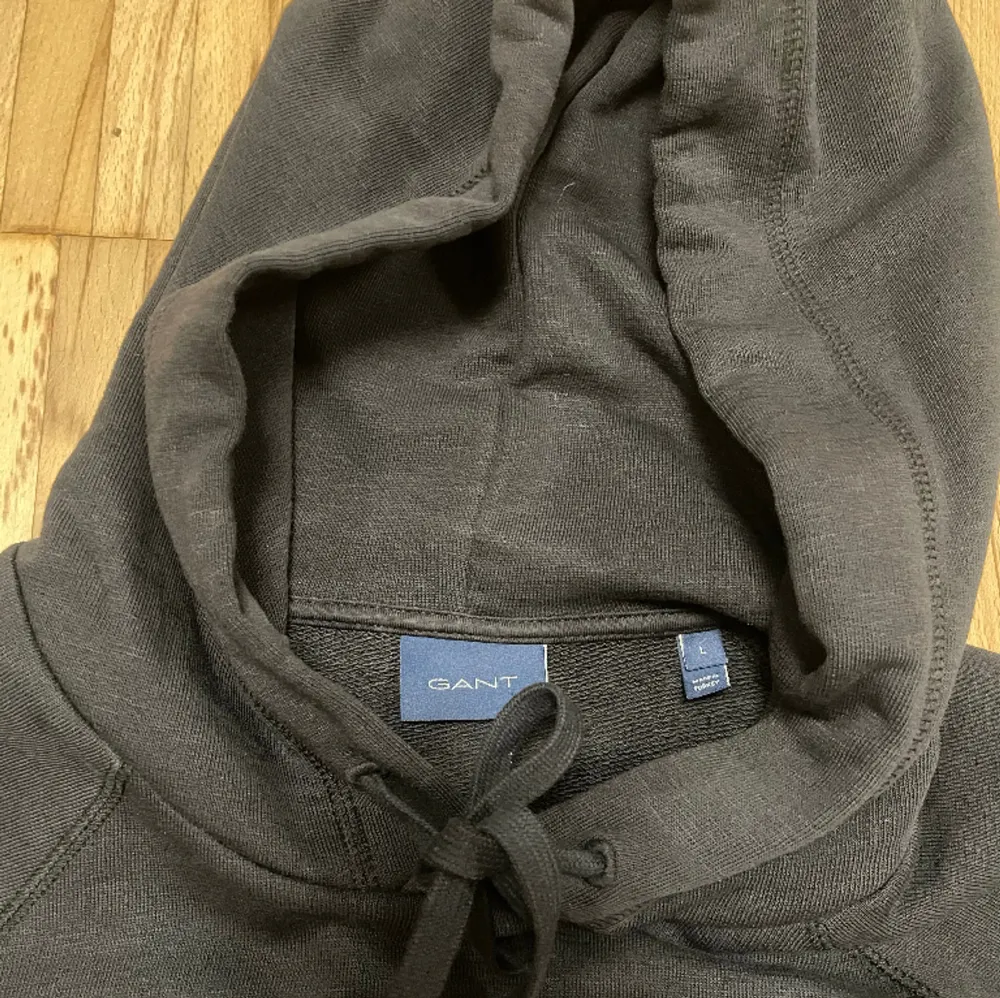 Sparsamt använd mörkblå hoodie från Gant. Är relaxed i passformen. I storlek L men passar både M och L.  Nypris 1600kr. Hoodies.