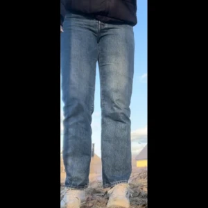 Levi’s 501 - Ett par *LÅNGA* jeans W29/L32 som jag blivit för liten för. Kvinno modell men skulle tro att dom kan passa vem som helst. Relativt välanvända men dom är väldigt välbehållen. Pris kan diskuteras, skriv för fler bilder. (Jag är 180cm)