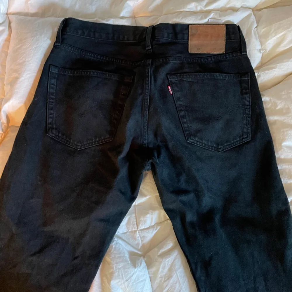 Jeans i bra skick utan slitningar. Det enda är att den svarta färgen har minskat när jag tvättat dem. Därför priset. . Jeans & Byxor.