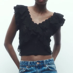 Spetstopp zara - Säljer detta oanvända spetslinnet från zara med prislapp kvar i strl M som sitter mer som S! ✨bud på 270kr