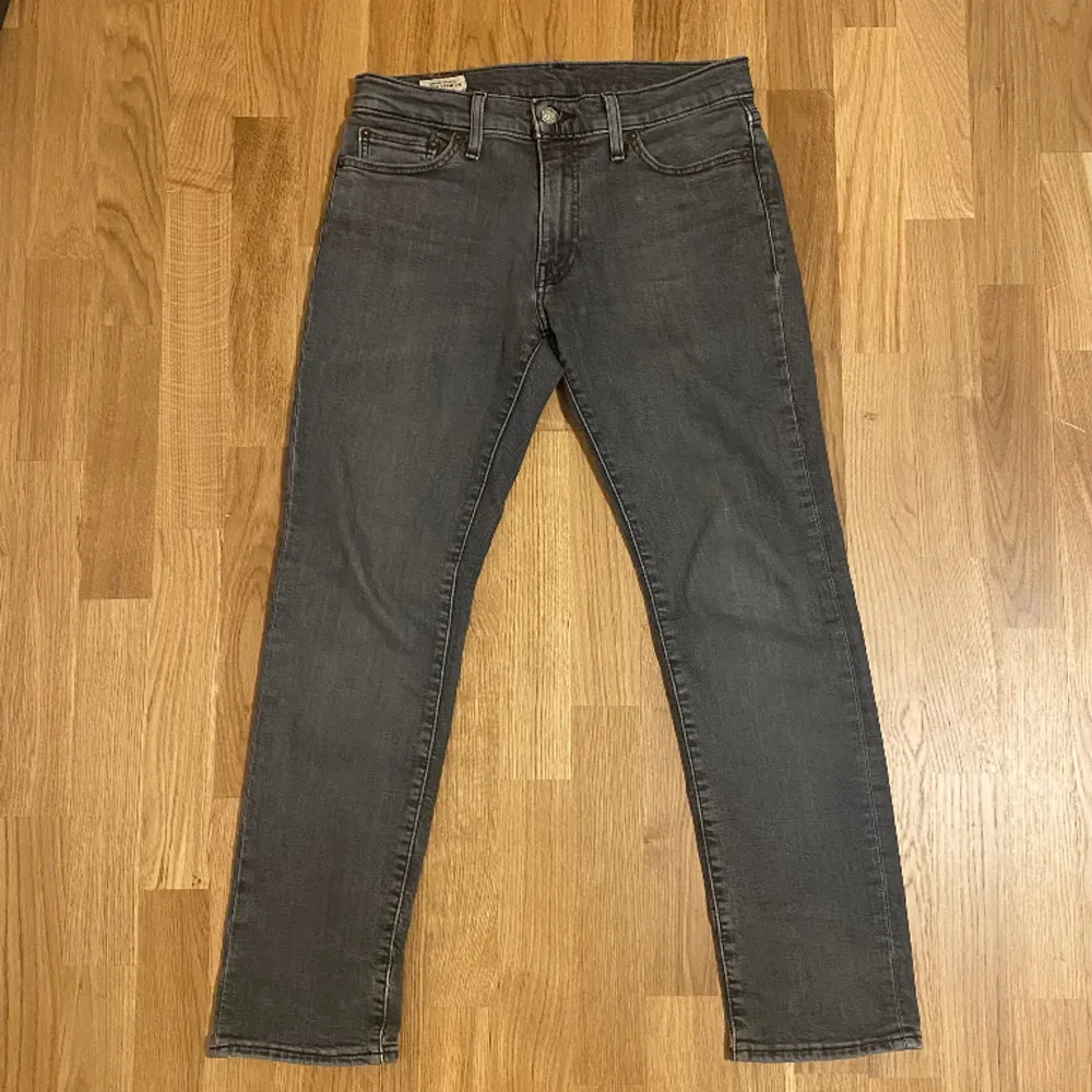 Tja, säljer nu dessa snygga Levi’s jeans eftersom det inte passar, skick 9/10, priset är ej hugget i sten, vid frågor skriv Pm // Mvh HamWear . Jeans & Byxor.
