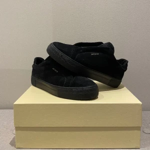 Clean 360 Laceless Svarta - Svarta Axel Arigato utan snören i storlek 43. Säljs på grund av att dom inte används. Haft dessa i några månader använts till och från, men ett otroligt bra skick 7/10. Allt ingår box, påse och Kuvertet med beställningen. Bra höra av dig vid intresse