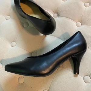 Klackskor - Storlek 38, använt en gång