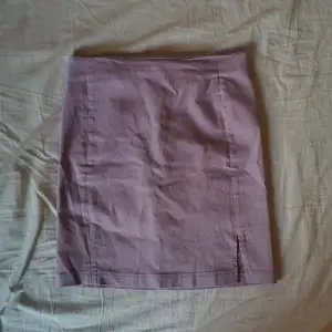 Superfin lila kjol i figurnära passform, endast använd ett fåtal gånger. Den är i storlek xxs men passar även xs. Skriv för mer info💝