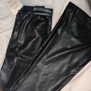 Skinnbyxor - Bootcut skinnbyxor helt oanvända då dem tyvärr var förkorta för mig. Nypris 379kr i storlek 36💗