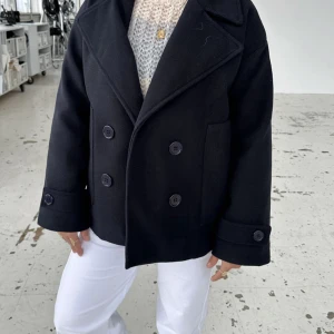 Vårjacka - Jättefin vårjacka/kappa som är ifrån design by si, färg dark navy i storlek xs/s. Skriv för fler frågor 🩷🩷