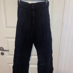 Svarta jeans - Vida, högmidjade, svarta jeans i lätt tyg 