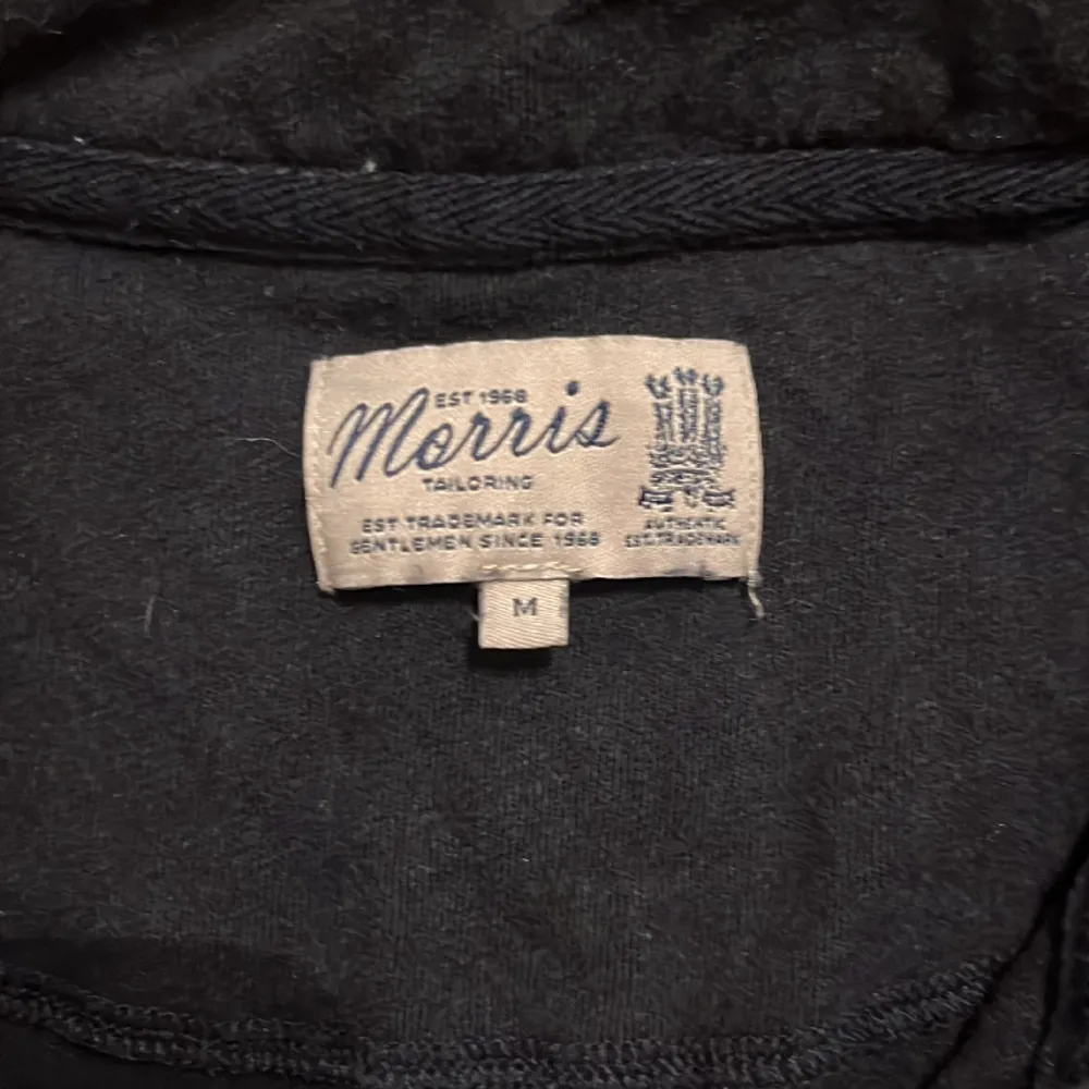En marinblå Morris piké i storlek M . T-shirts.