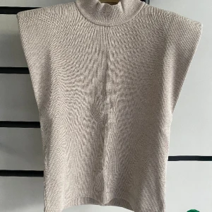 Tröja med axelvaddar - Snygg tröja! Pris kan diskuteras🩷