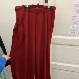 Ett par röda kostym/linne byxor 