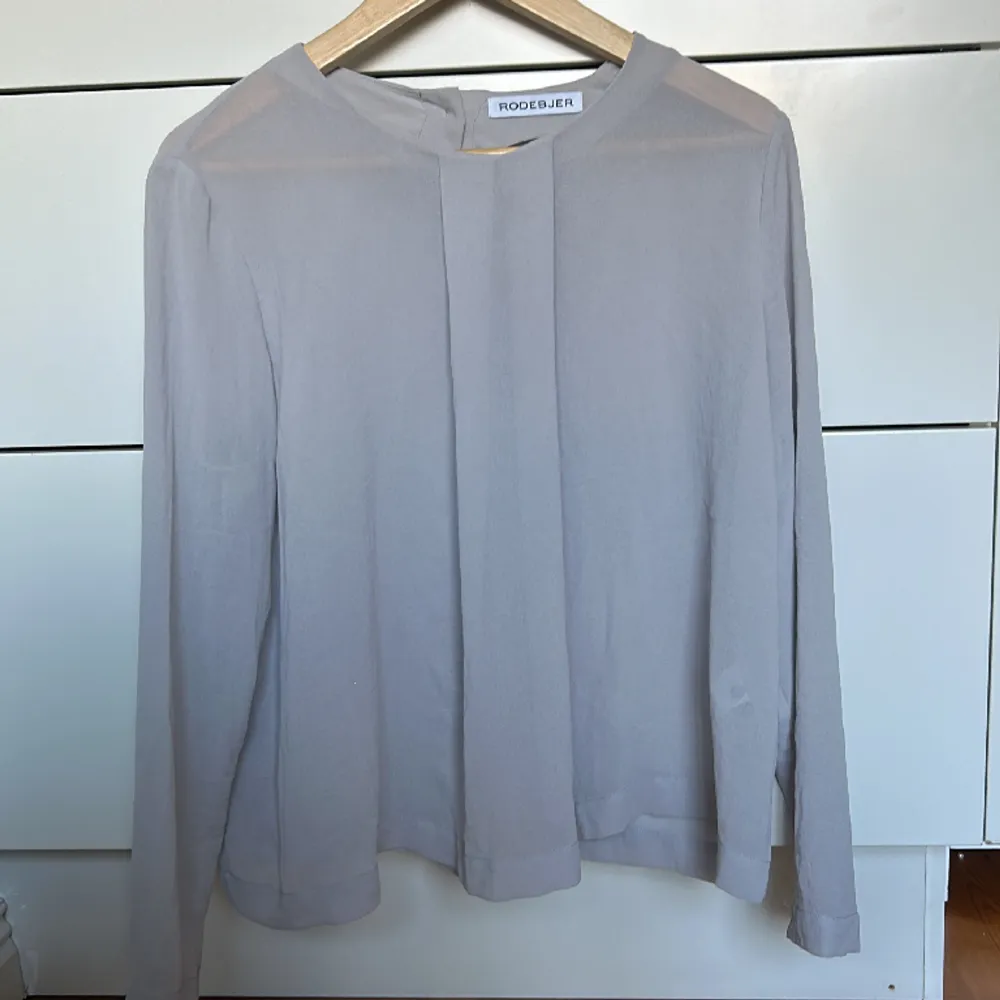 Söt grå blus från rodbejer😙sällan använd men perfekt att använda till vardagen eller för att klä upp sig😊. Blusar.