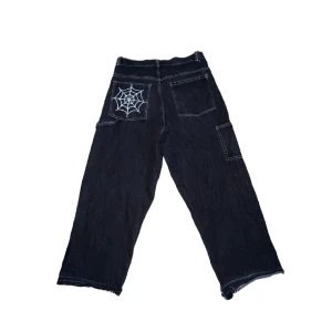 Baggy svarta byxor med broderi. - Baggy byxor med broderi. Riktigt snygga.