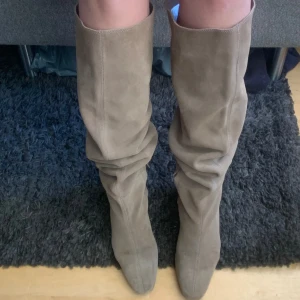 Mockastövlar från Zara strl 39 - Köpta på plick för 600kr! Fått en svart fläck på sidan som kanske går att få bort, men i övrigt bara använt ett fåtal gånger. Passar mig som har 37-38 man kan skrynkla dom lite som man själv önskar 😊